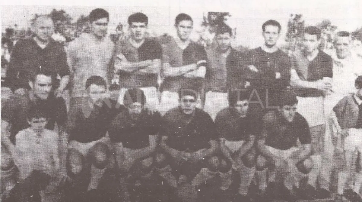 Colón fue uno de los ocho equipos en ascender directamente por reestructuración a la Primera B nuevamente en 1964. En la foto, un equipo titular de aquel año.