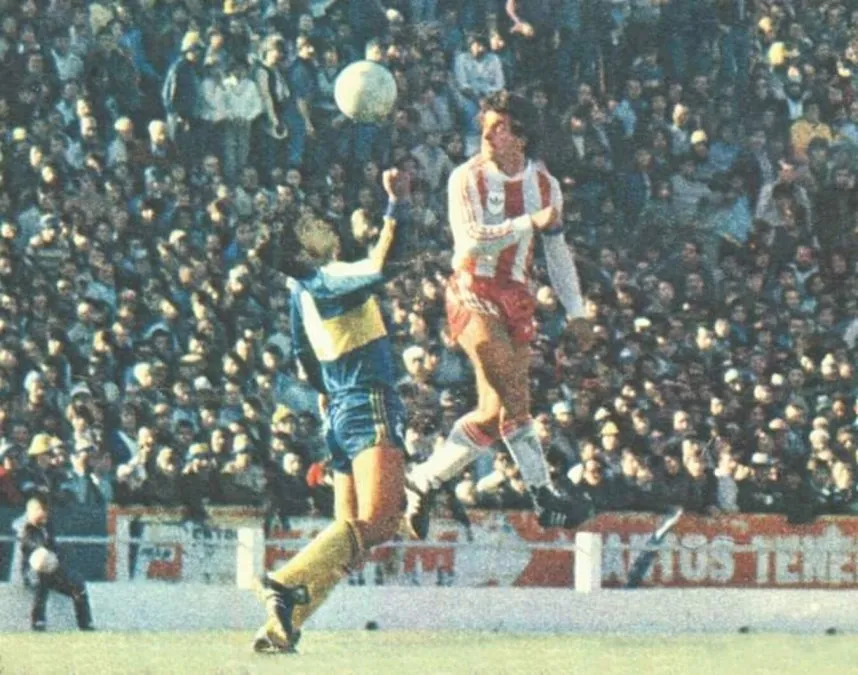 Alí disputa un balón con el astro argentino en Santa Fe. El goleador histórico marcó los dos goles en aquella jornada.