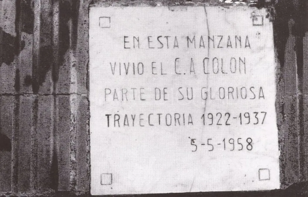 Placa ubicada en el antiguo Estadio de Barrio Sunchales en cercanías de la vieja Estación Mitre, donde Colón hizo de local entre los años 1922 y 1937.