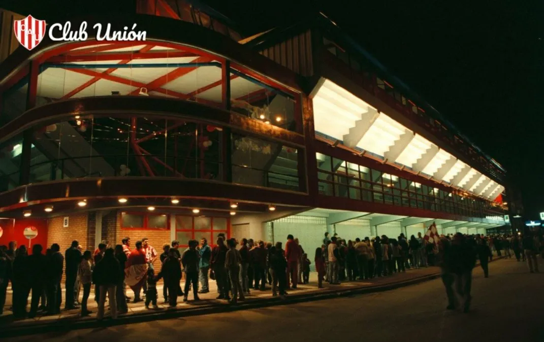 Unión pasaba a tener uno de los mejores gimnasios de la región, tras la inauguración del actual Angel Malvicino en 1998.