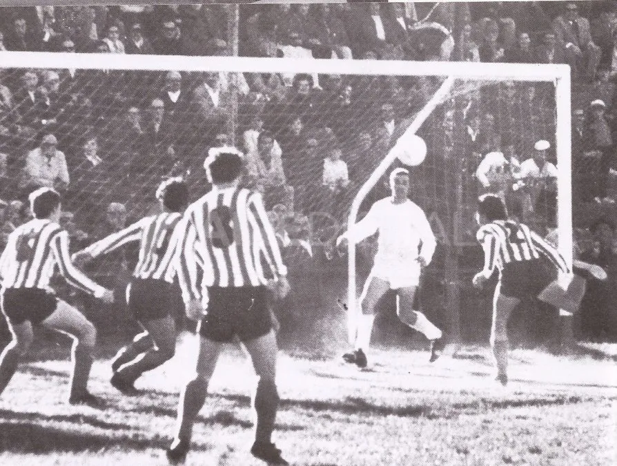 Partido entre Unión y Nacional en 1971, en el marco liguista. Foto: Libro "100 años de Pasión"