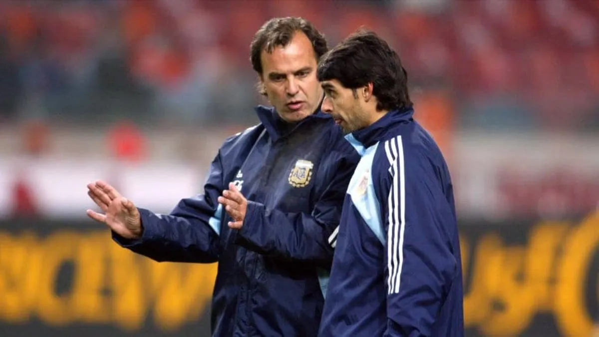 Las lesiones y fatigas en Corea Japón fueron determinantes para Marcelo Bielsa. En la foto, junto a Roberto Ayala, que se desgarra en el precalentamiento previo al debut de la selección argentina ante Nigeria.