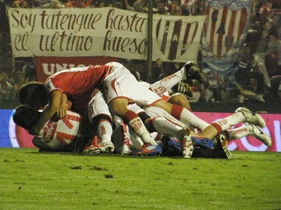 Los jugadores de Unión celebran el gol a San Lorenzo en un partido clave por la permanencia en la máxima categoría del fútbol nacional, el 19 de mayo de 2012 en el Estadio 15 de Abril.