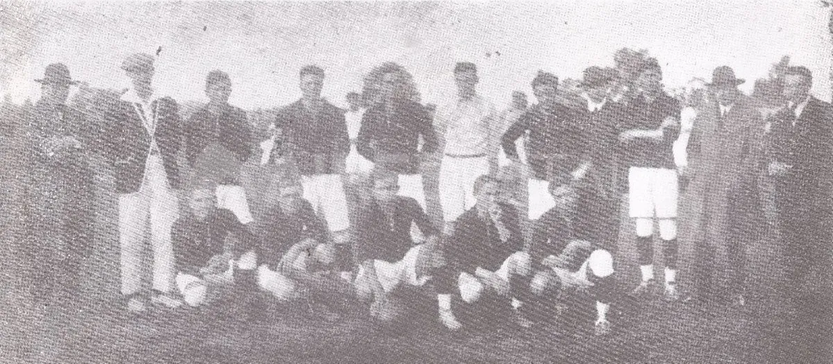 Colón castellanizó su nombre en 1920 y se mudó de cancha en 1922. En la foto, el día de la inauguración futbolística previo al match ante la Liga de Salto.