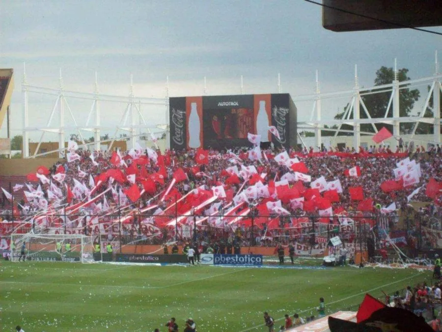 La hinchada de Unión copó el Brigadier López para el primer clásico luego de 8 años. Venció por 2 a 0 con goles de Rosales y Montero.