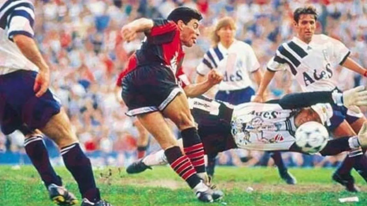 El momento de la rabona de Diego Armando Maradona, en su debut oficial con la camiseta de Newell's.