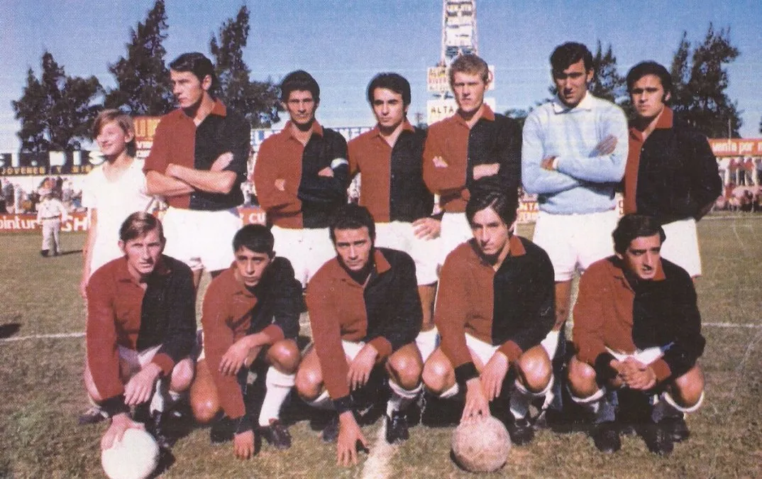 Equipo de Colón, en el año 1971. Debajo, en segundo orden y a la derecha de Motura, se encuentra ya un joven Di Meola.