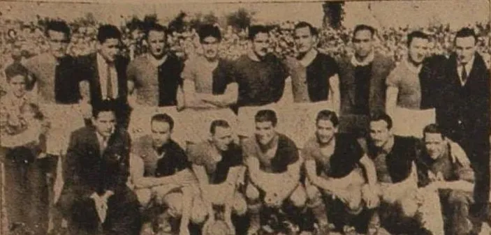 El plantel de Colón posa el día de la victoria en el primer clásico por Torneos de AFA. El técnico sabalero era Ignacio Rotta.
