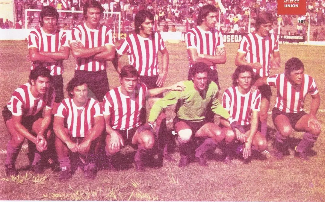 Formación del año 1973, temporada en la que Unión volvió a disputar el Torneo de Primera B. Arriba: Juárez, Sacconi, González, Luque y Garello. Abajo: Silguero, Toyé, Rossi, Febre, Castillo y Miño. Foto: Libro "100 años de Pasión".