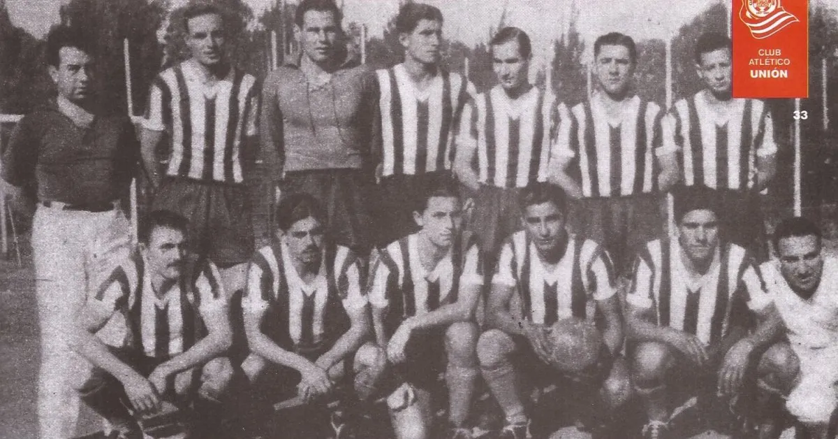 El primer equipo que jugó en competencias de AFA, el 28 de abril de 1940 ante Estudiantes de Buenos Aires. Foto: Libro 100 años de Pasión