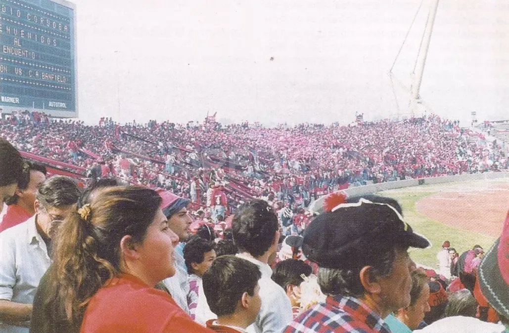 El 26 de junio de 1993, Colón movilizó a 25 mil hinchas hacia Córdoba para ver la final del torneo reducido ante Banfield. No trajo consigo el ascenso, pero el recuerdo ubica a este día como el día del hincha de Colón.