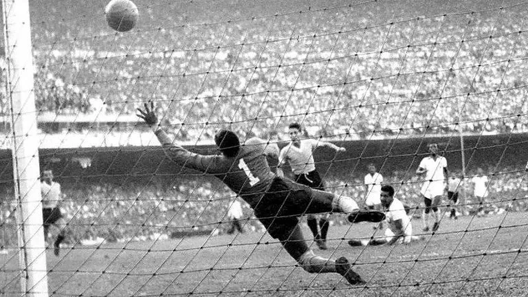 El gol del empate uruguayo, realizado por Schiaffino.
