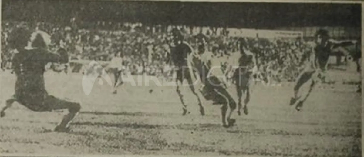 17 minutos del primer tiempo: El "Turco" Alí marca su primer gol del partido en el Estadio 15 de Abril, el 2 a 0 para Unión ante River. Foto: Rollo 932, Hemeroteca Digital de la Provincia de Santa Fe.
