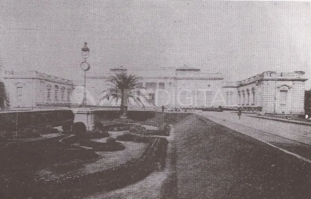 Plaza Pringles el 9 de mayo de 1948. Las previas en la Legislatura aún se repiten siete décadas más tarde, pese a los cambios a lo largo del tiempo.
