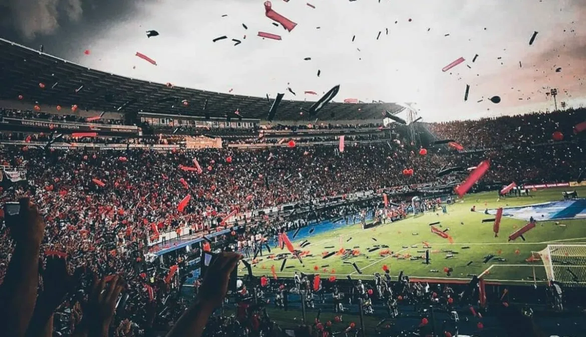 Los hinchas sabaleros coparon Asunción en la final de la Copa Sudamericana.