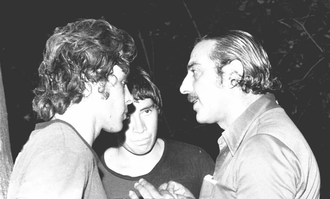 Ernesto "Cococho" Álvarez y Carlos López escuchando las indicaciones del "Gitano" Juárez. Foto: Esencia Sabalera