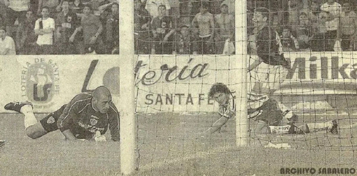 Gabriel Migliónico festeja el gol de Colón ante Unión en el clásico de Santa Fe. Foto: Archivo Sabalero.