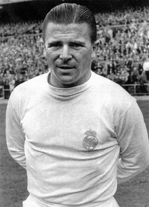 Tras escapar del régimen comunista, se estableció en España. Ganó dos Copas de Europa con el Real Madrid.