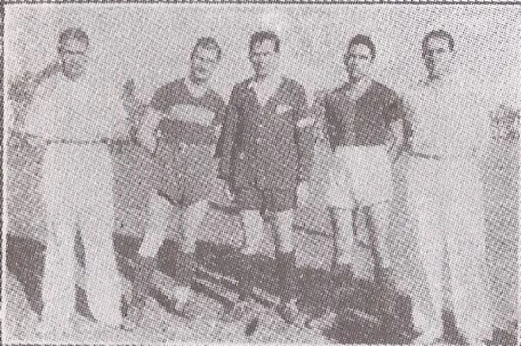 Los capitanes de Boca y Colón posan con la terna arbitral el 9 de julio de 1946, día de la inauguración de la cancha actual.