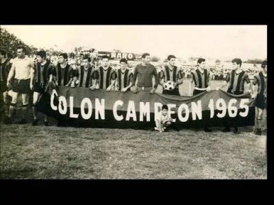 Foto del plantel que consiguió el ascenso a Primera División, en el último partido ante Nueva Chicago en Santa Fe. Foto: Youtube Agrupación "Futuro" Sabalero.