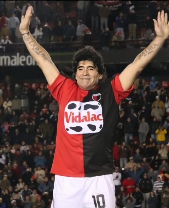 Diego Maradona saluda al público que asistió al Estadio Brigadier López.