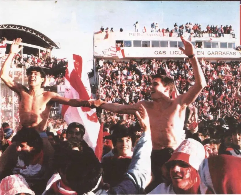 Héctor Sánchez y Luciano Zavagno, llevados en andas por los hinchas de Unión.