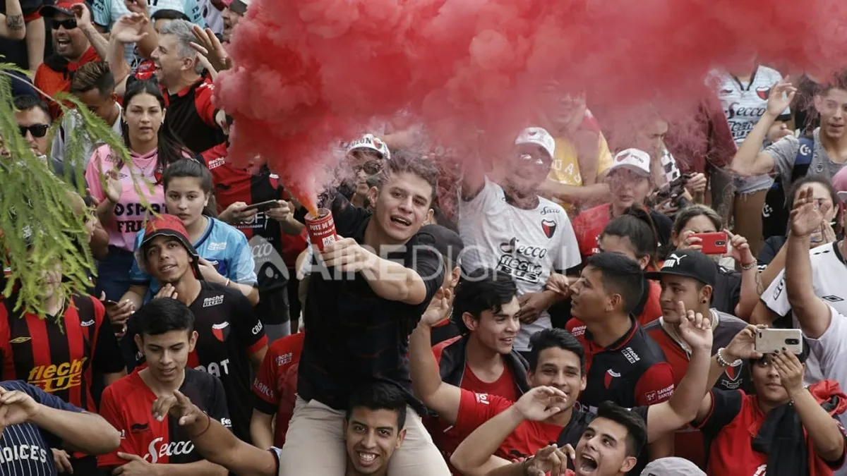 Los hinchas de Colón, al despedir a su equipo en la previa de la final de la Copa Sudamericana. Maiquel Torcatt / Aire Digital.