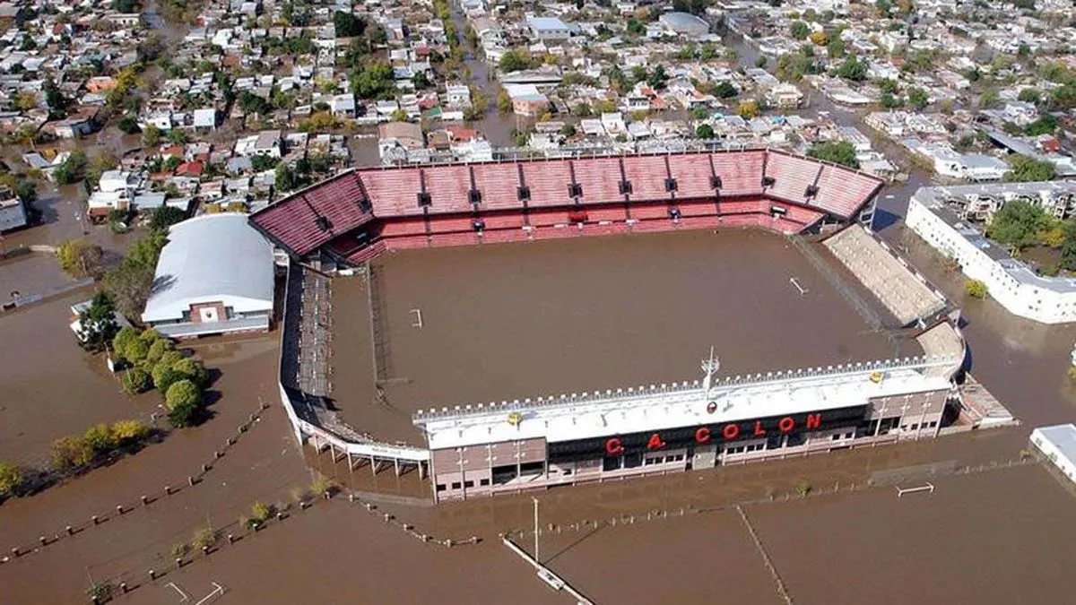 En 2003, el Río Salado castigó duramente al Brigadier López. Lejos de doblegarlo, el Estadio no solo resurgió sino que también, benefició al escurrimiento posterior del agua y almacenó una mayor cantidad entre sus instalaciones.