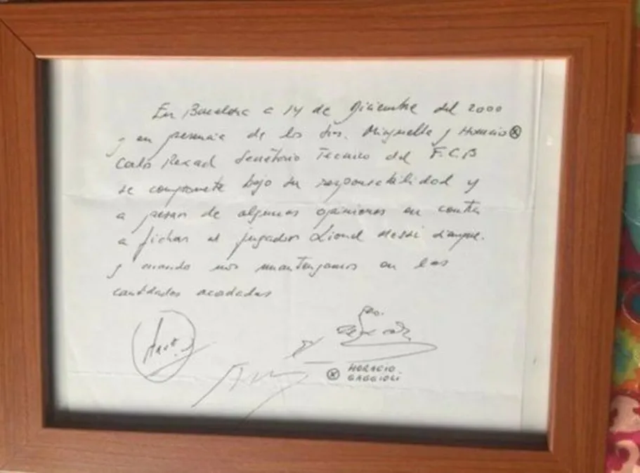 El cuadro que contiene el primer contrato firmado por Lionel Messi con la entidad blaugrana.