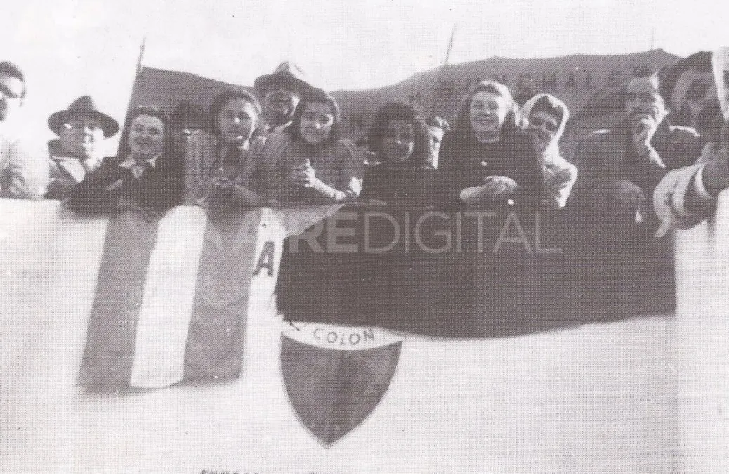 Las chicas de Colón, juntas en la cancha. Año 1950.