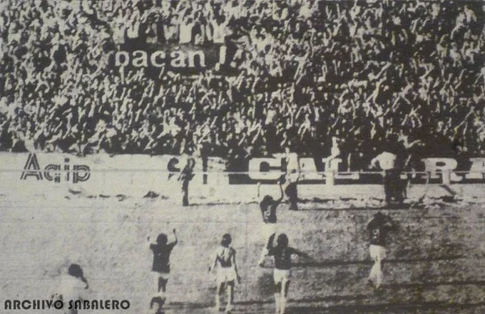 Los jugadores deliran con la hinchada visitante. Colón ganó en la avenida, con gol de la "chiva" Di Meola sobre el final. Unión 0-1 Colón, Metro 1977. Foto: Archivo Sabalero