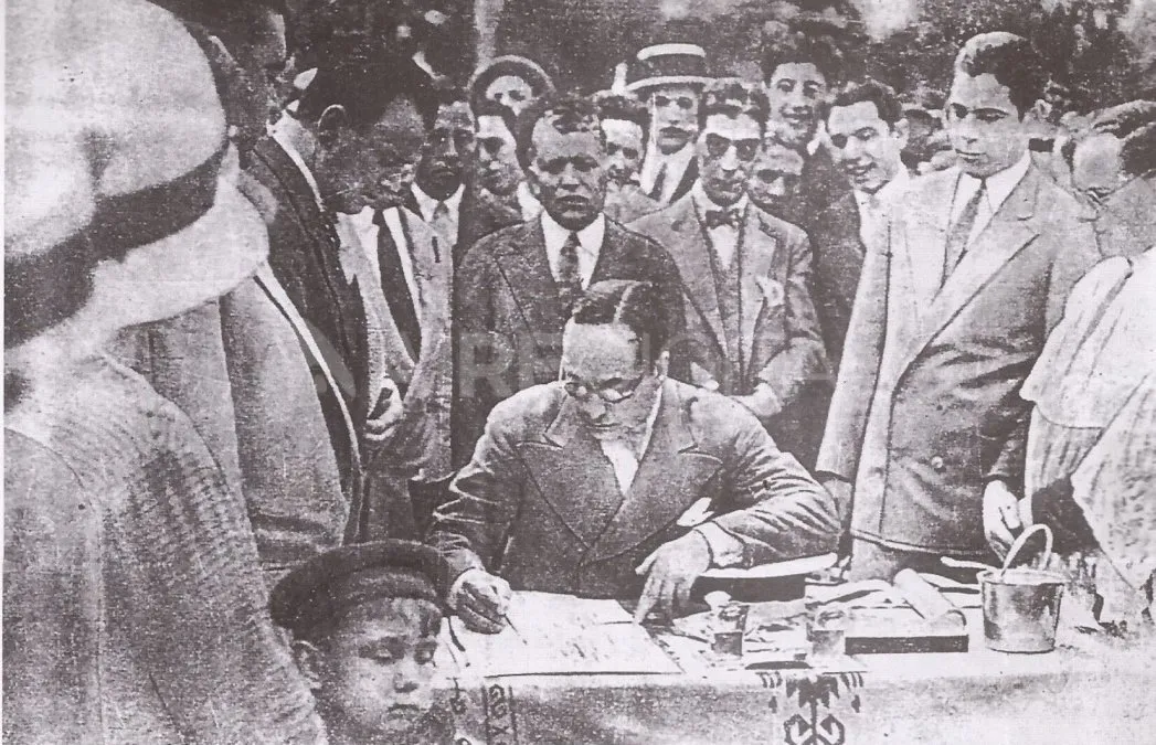 El presidente de Unión Francisco Anello firma el acta del día que se colocó la piedra fundamental del estadio de la Avenida López y Planes.