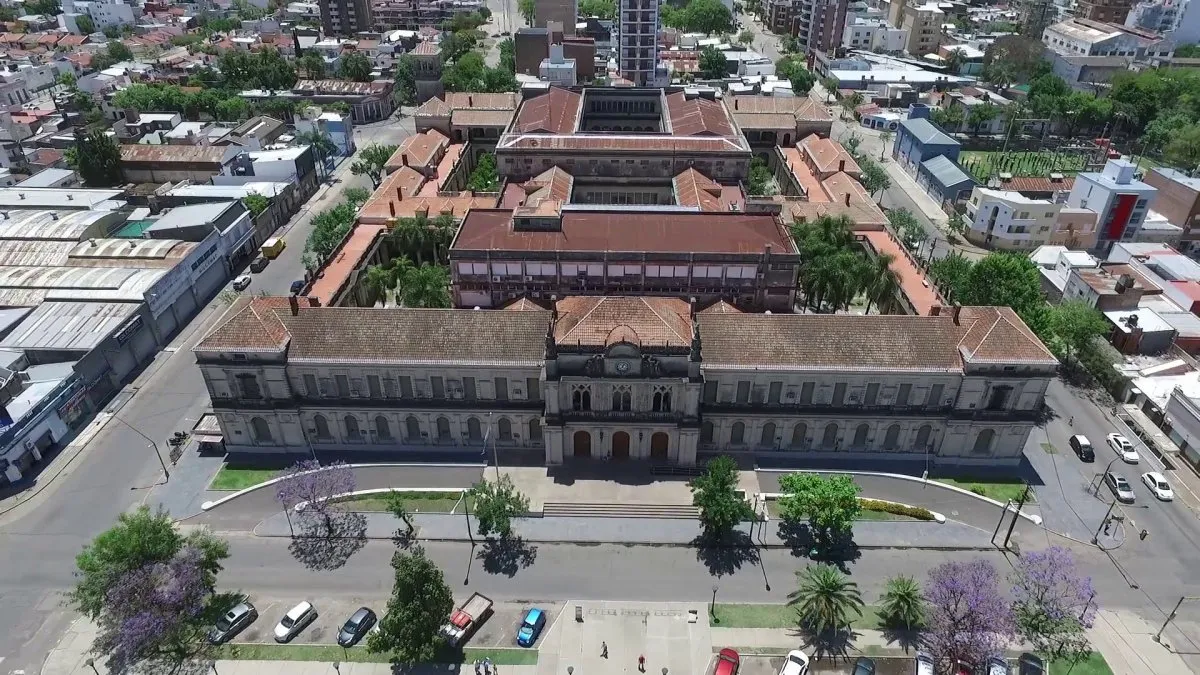 Donde actualmente se emplaza la Facultad de Ciencias Jurídicas de la UNL, fue el segundo estadio de Unión a lo largo de su historia. Sus hinchas hundieron la piedra fundamental bajo protesta de seguir utilizando este lugar.