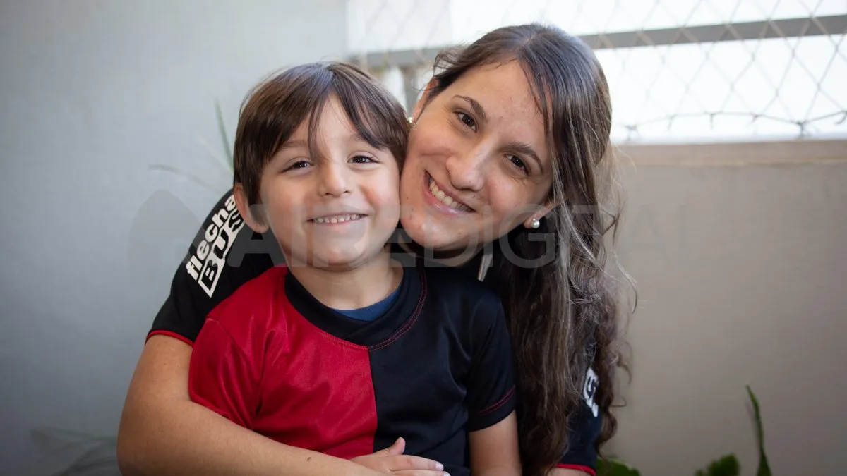 "No hubo mucha opción para mis hijos: desde que nacieron, en el Sanatorio ya tenían el carnet de Colón antes de tener el DNI". Antonela Savarino, junto a su hijo Francesco.