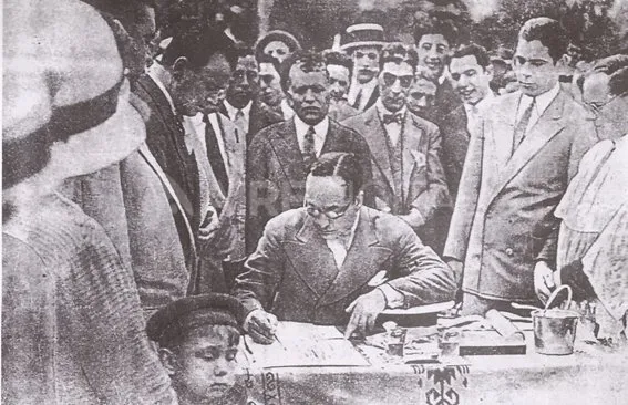El presidente de Unión Francisco Anello firma el acta del día que se colocó la piedra fundamental del estadio de la Avenida López y Planes.