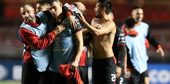 El plantel sabalero festeja tras el final del partido ante San Pablo, por la ida de los 16avos de final de la Copa Sudamericana del año 2018.