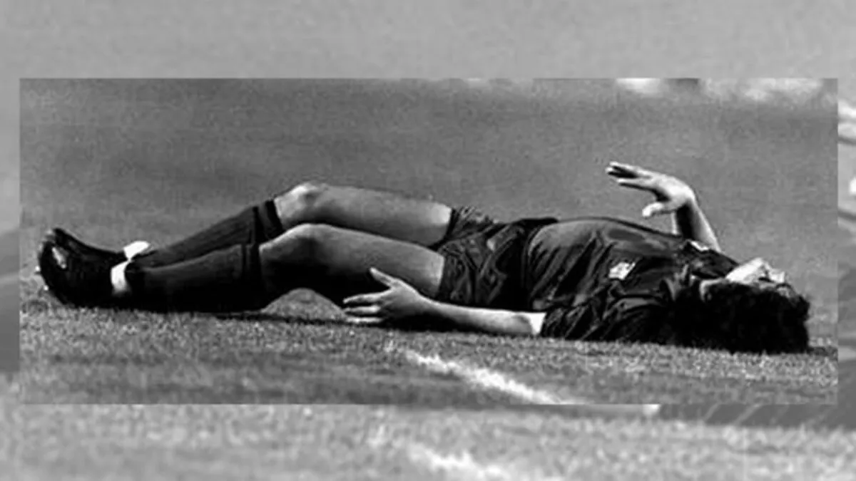 Diego Maradona, desplomado en el Camp Nou tras la patada de Goicoetxea.