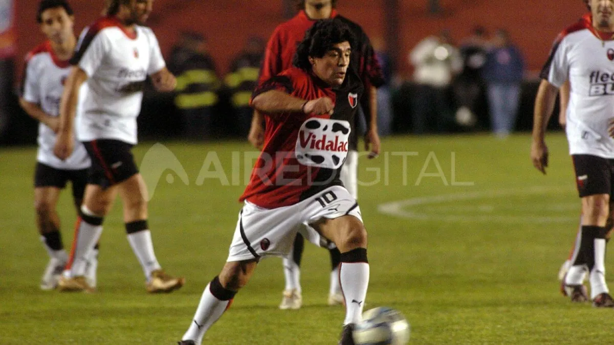 A 12 años de la noche en que Diego Armando Maradona visitó Santa Fe para calzarse la sangre y luto.