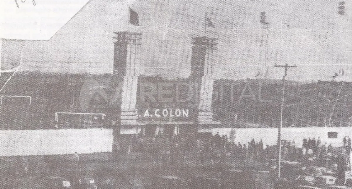 Fachada del Club Atlético Colón en el año 1953.
