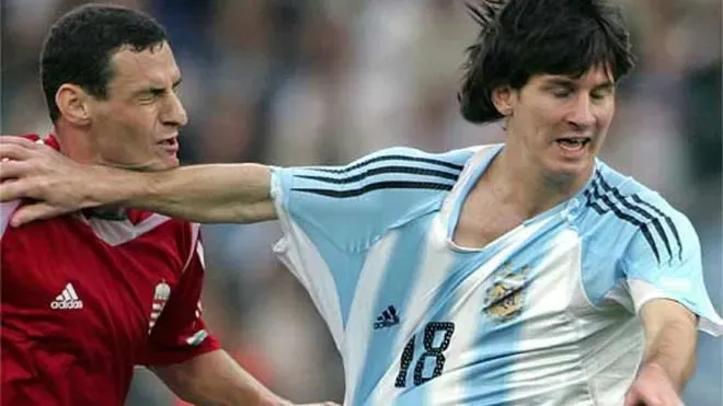 El desencadenante de la expulsión: Lionel Messi estira su brazo, y el árbitro alemán Markus Merk observa una "agresión" inexistente. Solo duró 40 segundos en cancha.