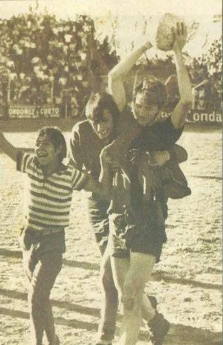 Motura con la pelota que hizo el gol a Unión. "Me fui de la cancha caminando, observando como festejaban los hinchas de Colón y se lamentaban los de Unión, a metros de distancia”.
