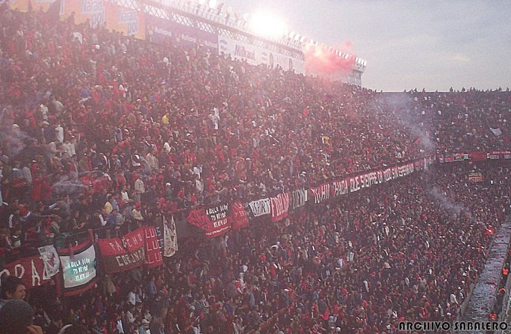 Marco de gente en el encuentro que Colón vence agónicamente a Racing para mantener la categoría, en el Torneo Clausura 2008. Fuente: Archivo Sabalero