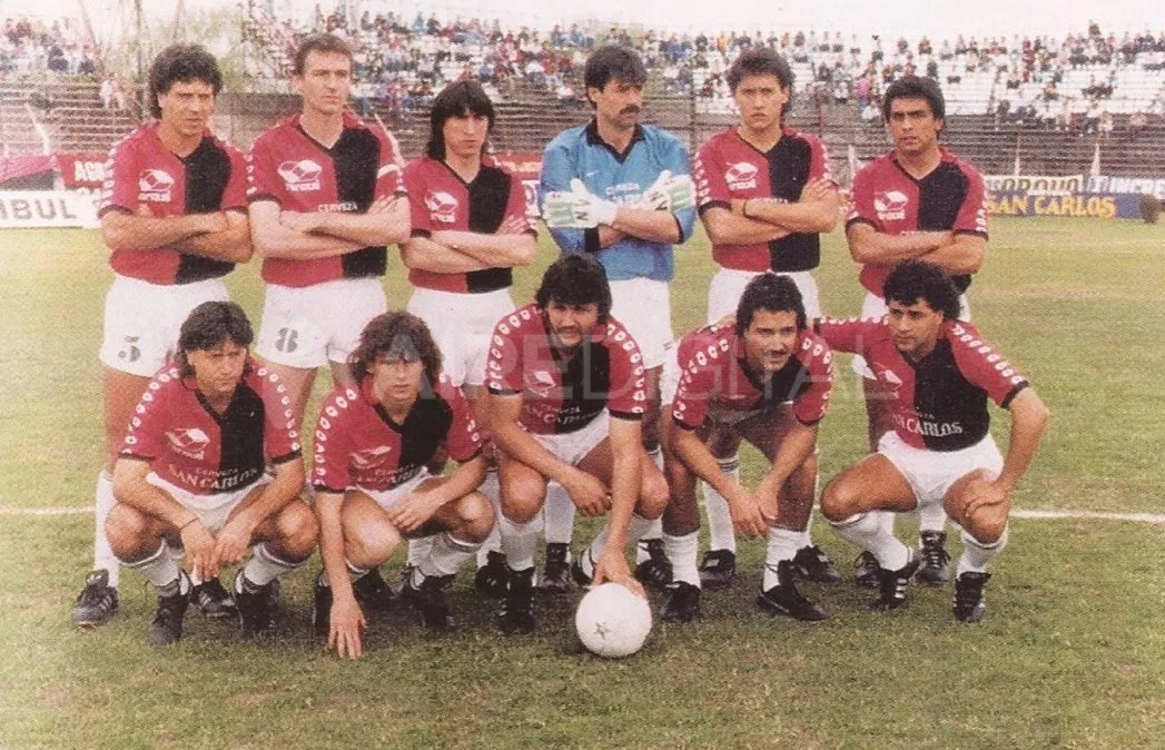 Foto del once inicial de Colón, en 1990.