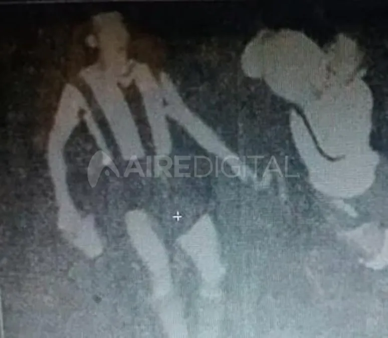 El guardameta de Unión Cantero (derecha) detiene un cabezazo del delantero sabalero Leanza. El defensor tatengue Edwards (izquierda) acompaña la escena. Foto: Hemeroteca Digital de la Provincia de Santa Fe.