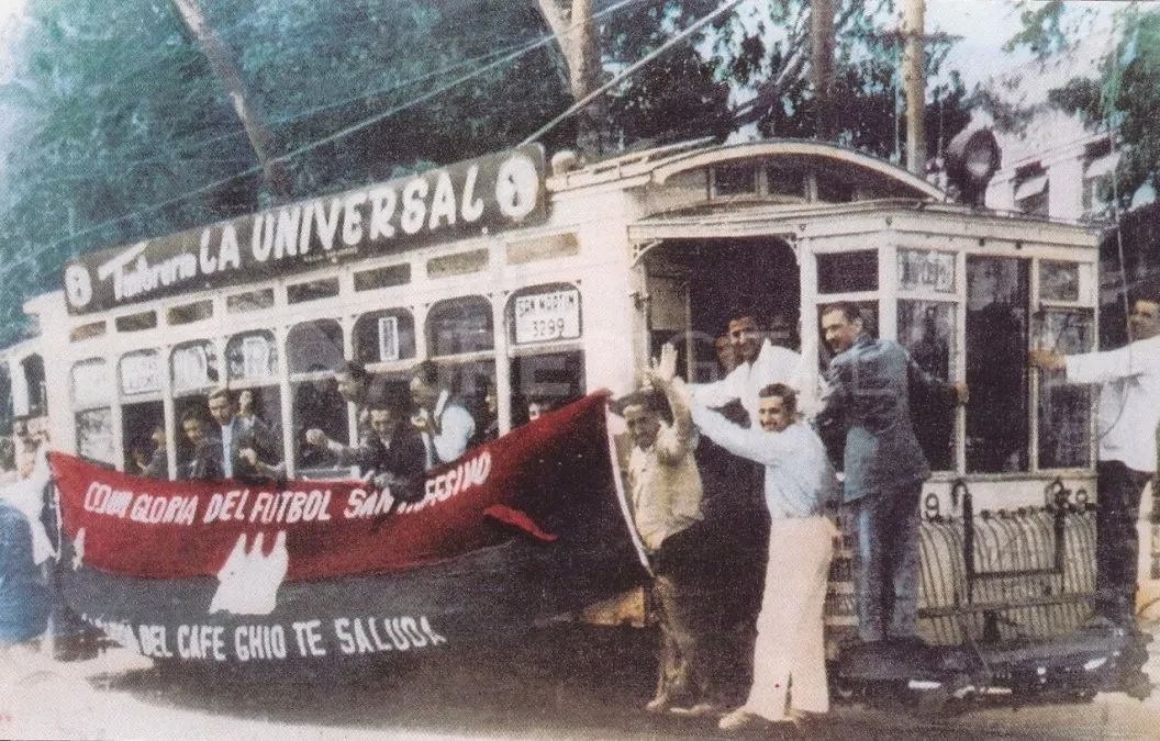 Otros tiempos. Frente a la cancha de Unión, el Café Ghio era concurrido por los simpatizantes en la previa del clásico. Foto: Juan Jesús Sidoni.