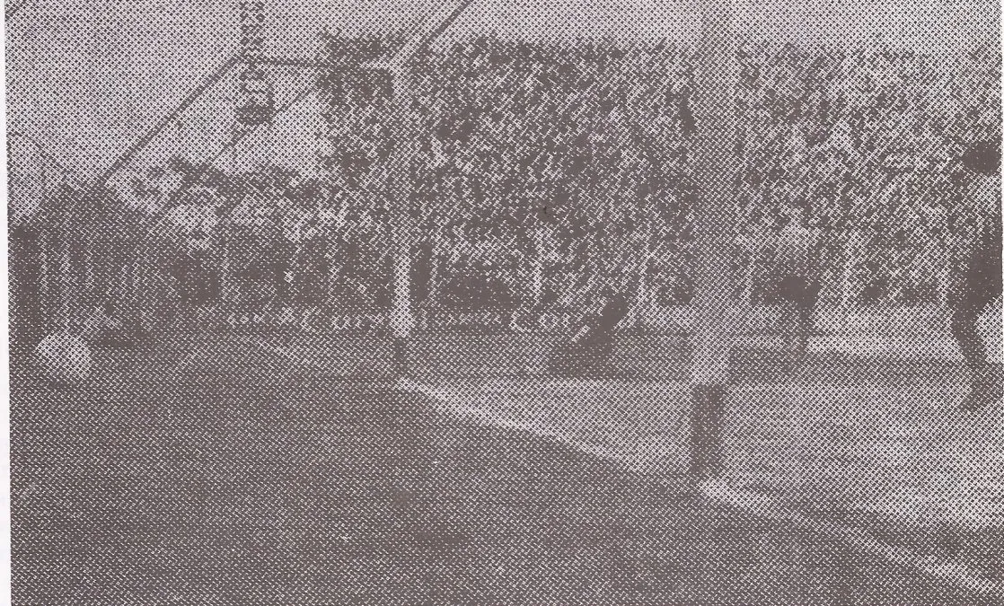 La pelota ingresa en el Estadio 15 de Abril. Colón se llevaría un triunfo histórico que en el futuro inmediato lo mantendría en Primera División.