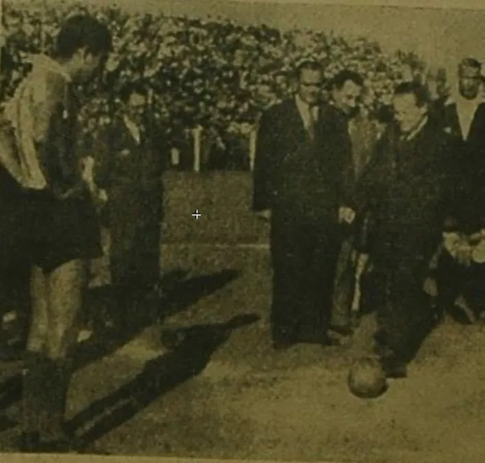 El Ing. Juan Hugo Caesar, Gobernador de la Provincia de Santa Fe, da el puntapié inicial en el Clásico Santafesino disputado el 12 de junio de 1949.