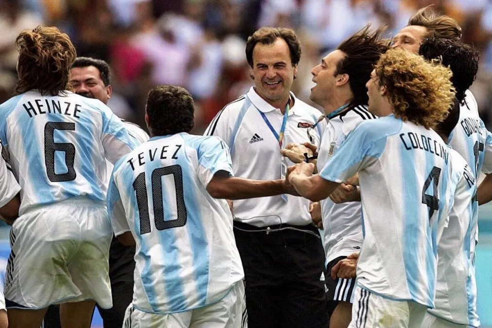 La selección argentina olímpica de Marcelo Bielsa arrasó en los Juegos Olímpicos de Atenas, ganando los seis partidos y sin recibir goles en contra. En la foto, un dato para destacar: hay cuatro jugadores mundialistas dos años más tarde: Tévez, Coloccini, Heinze y "Lucho" González.