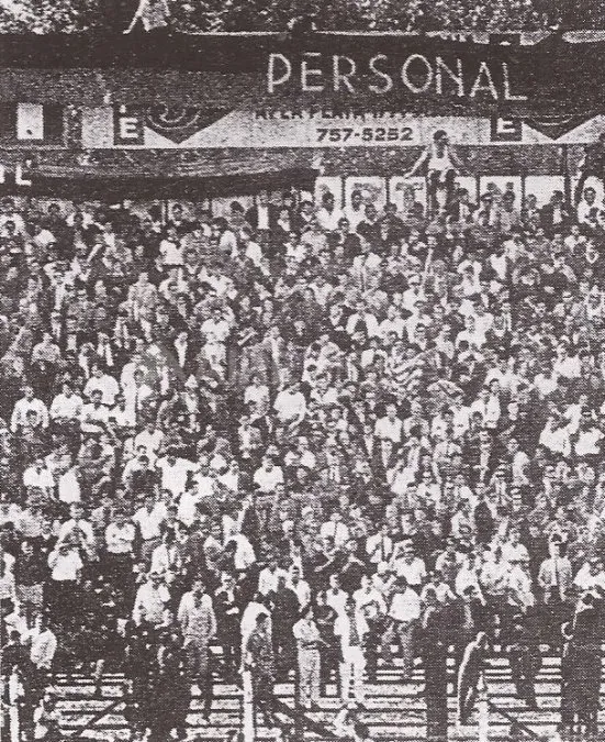 Los hinchas de Colón que llegaron desde Santa Fe en cancha de Atlanta, hace 55 años en la jornada del ascenso a Primera División. Foto: Archivo Revista "Así", extraído del Libro "Historia del Club Atlético Colón" de Juan Jesús Sidoni.