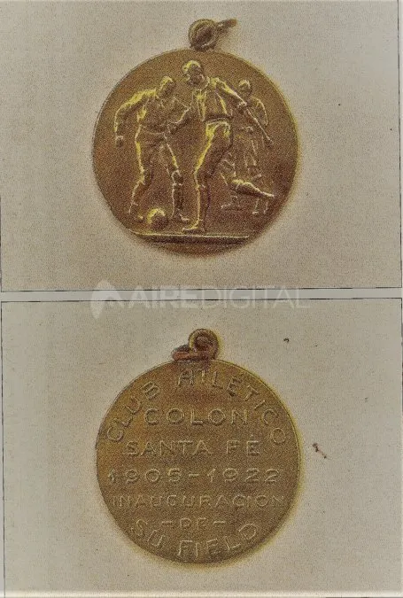 Medalla conmemorativa entregada a los presentes el día de la inauguración futbolística del field de Colón en Barrio Sunchales el 17 de agosto de 1922.